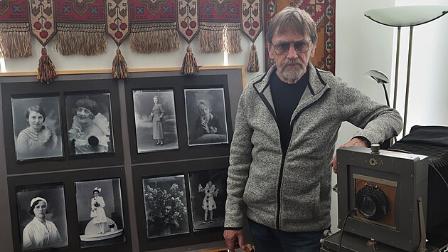 Bohum&iacute;nsk&aacute; v&yacute;stava Doteky historie: A tak &scaron;el čas&hellip; ukazuje unik&aacute;tn&iacute; sb&iacute;rku fotografi&iacute; na skleněn&yacute;ch desk&aacute;ch. Jedn&iacute;m z autorů v&yacute;stavy je Jiř&iacute; Sp&aacute;čil. (15. května 2026)