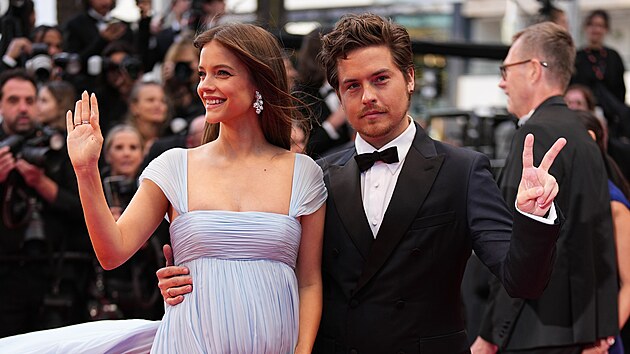 Modelka Barbara Palvinov&aacute; a herec Dylan Sprouse při př&iacute;chodu na premi&eacute;ru filmu Parallel Tales (Cannes, 14. května 2026)