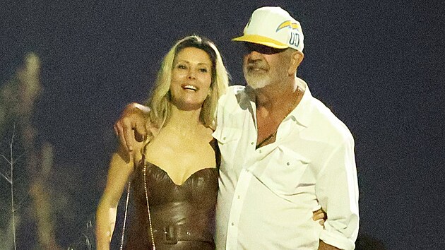 Mel Gibson a italská herečka Antonella Salvucciová (Řím, 9. května 2026)