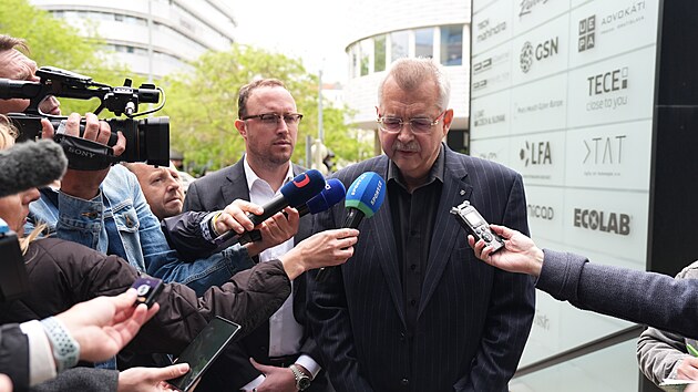 Sl&aacute;vistick&yacute; &scaron;&eacute;f Jaroslav Tvrd&iacute;k hovoř&iacute; s novin&aacute;ři před mimoř&aacute;dn&yacute;m zased&aacute;n&iacute;m disciplin&aacute;rn&iacute; komise.
