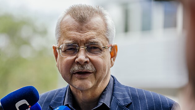 Slávistický šéf Jaroslav Tvrdík hovoří s novináři před mimořádným zasedáním disciplinární komise.