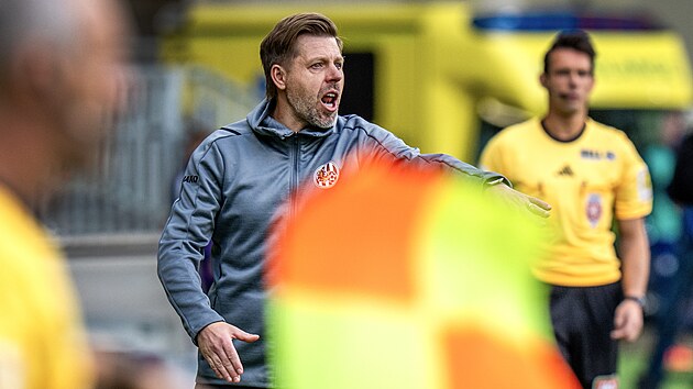 Kr&aacute;lov&eacute;hradeck&yacute; tren&eacute;r David Horej&scaron; ud&iacute;l&iacute; pokyny.