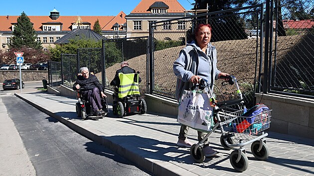 Nový chodník umožní hendikepovaným a kočárkům bezpečnou cestu do Oblastní nemocnice Trutnov.