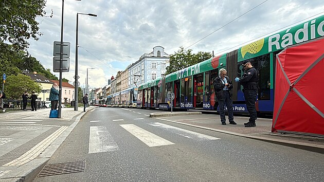 Nehoda v ulici Nuselsk&aacute; v Praze na zast&aacute;vce Pod jezerkou. Tramvaj srazila ženu, byla převezena do nemocnice. (15. května 2026)