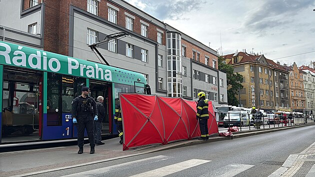 Nehoda v ulici Nuselsk&aacute; v Praze na zast&aacute;vce Pod jezerkou. Tramvaj srazila ženu, byla převezena do nemocnice. (15. května 2026)