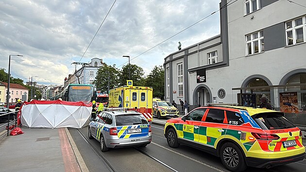 Nehoda v ulici Nuselsk&aacute; v Praze na zast&aacute;vce Pod jezerkou. Tramvaj srazila ženu, byla převezena do nemocnice. (15. května 2026)