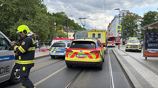 Nehoda v ulici Nuselsk&aacute; v Praze na zast&aacute;vce Pod jezerkou. Tramvaj srazila ženu, byla převezena do nemocnice. (15. května 2026)