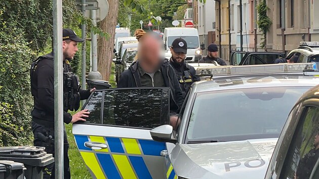 Policist&eacute; v Praze prověřovali auto. Na&scaron;li v něm pět k&yacute;blů marihuany, řidiče zadrželi. (15. května 2026)
