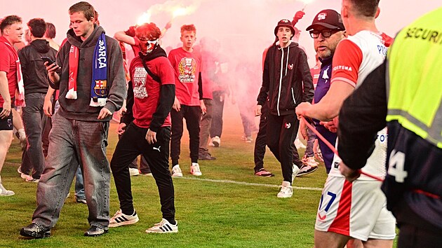 Sobotní utkání Sparty proti Slávii skončilo kvůli slávistickým fanouškům předčasně. (9. května 2026)