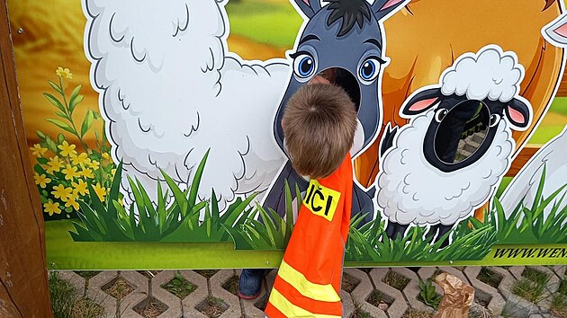Na farmě v Broumově hasiči vyprostili d&iacute;tě uv&aacute;zl&eacute; ve fotostěně. (8. května 2026)