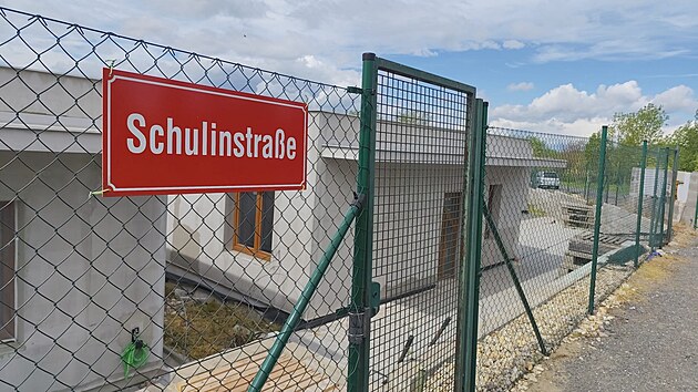 Domky i pozemky na okraji Jičína vlastní někdejší úředník radnice potrestaný za to, že stavby povolil sám sobě. (14. května 2026)
