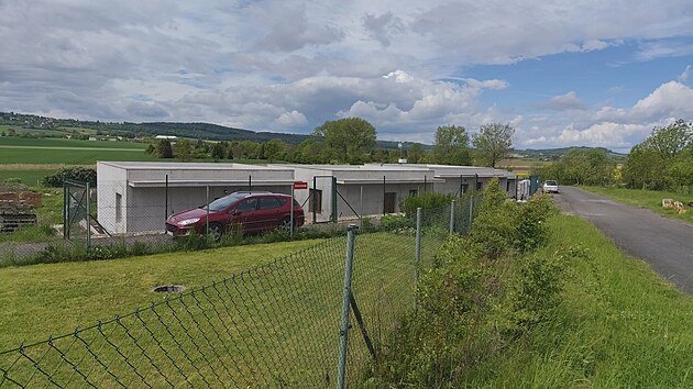 Domky i pozemky na okraji Jičína vlastní někdejší úředník radnice potrestaný za to, že stavby povolil sám sobě. (14. května 2026)