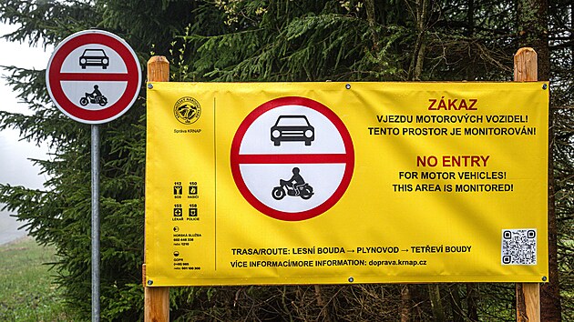 Informačn&iacute; cedule v lokalitě pod Lesn&iacute; boudou v Krkono&scaron;&iacute;ch. Spr&aacute;va Krkono&scaron;sk&eacute;ho n&aacute;rodn&iacute;ho parku tu instalovala kamery monitorovac&iacute;ho syst&eacute;mu. (14. května 2026)