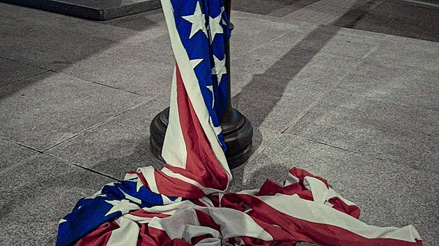 Nezn&aacute;m&yacute; vandal strhl z pomn&iacute;ku D&iacute;ky, Ameriko! v Plzni americkou vlajku.