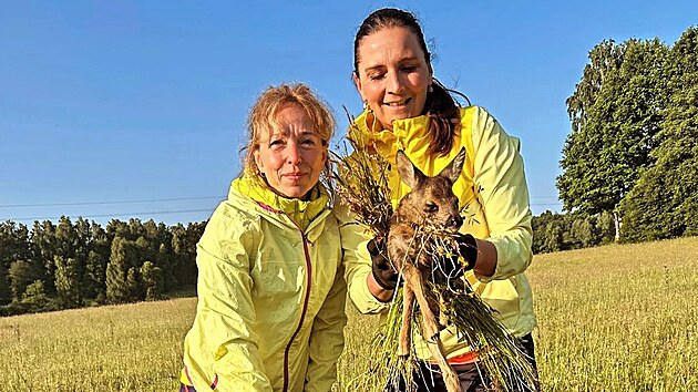 Dobrovoln&iacute;ci z Chebska, kteř&iacute; zachraňuj&iacute; srnčata v době sečen&iacute;, maj&iacute; nyn&iacute; velk&eacute;ho pomocn&iacute;ka - dron.