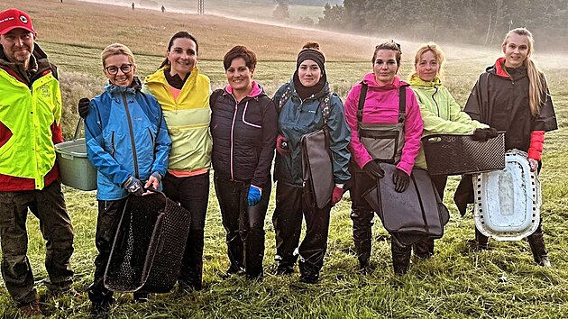 Dobrovoln&iacute;ci z Chebska, kteř&iacute; zachraňuj&iacute; srnčata v době sečen&iacute;, maj&iacute; nyn&iacute; velk&eacute;ho pomocn&iacute;ka - dron.
