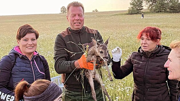 Dobrovoln&iacute;ci z Chebska, kteř&iacute; zachraňuj&iacute; srnčata v době sečen&iacute;, maj&iacute; nyn&iacute; velk&eacute;ho pomocn&iacute;ka - dron.