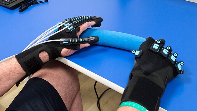 Fakultní nemocnice Plzeň představila nové Centrum robotické rehabilitace. Pacientům poskytuje vysoce specializovanou péči díky špičkovým technologiím zaměřeným na intenzivní neurorehabilitaci i obnovu motorických funkcí po těžkých úrazech či neurologických onemocněních. (19. května 2026)