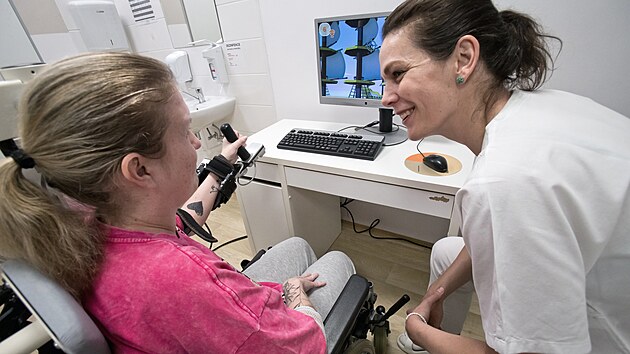 Fakultní nemocnice Plzeň představila nové Centrum robotické rehabilitace. Pacientům poskytuje vysoce specializovanou péči díky špičkovým technologiím zaměřeným na intenzivní neurorehabilitaci i obnovu motorických funkcí po těžkých úrazech či neurologických onemocněních. (19. května 2026)