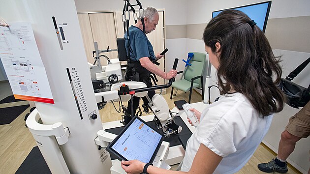 Fakultní nemocnice Plzeň představila nové Centrum robotické rehabilitace. Pacientům poskytuje vysoce specializovanou péči díky špičkovým technologiím zaměřeným na intenzivní neurorehabilitaci i obnovu motorických funkcí po těžkých úrazech či neurologických onemocněních. (19. května 2026)