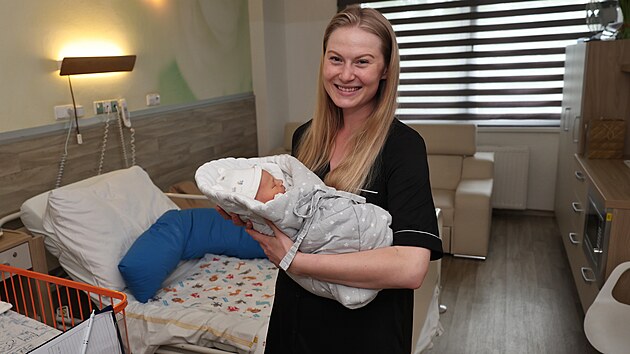 Nové prostory už si vyzkoušely první rodičky. „Měla jsem rodit už minulý týden, ale vyšlo to až teď na pondělí, takže jsem stihla i nové porodní sály,“ sdělila například první česká vicemiss z roku 2019 Sára Krajíčková, která v pondělí přivedla na svět syna Leona.