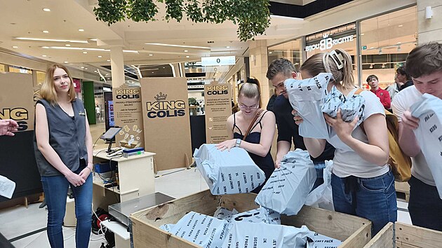 Na nákup s překvapením vyrazili zájemci v Olomouci do nákupního centra Šantovka. Jde o otvírání nedoručených zásilek. Koncept nabízí možnost vybrat si za poplatek balíček z online objednávek, který z různých důvodů nedoputoval k adresátovi, a s napětím čekat, co bude uvnitř. (18. května 2026)