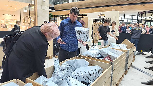 Na nákup s překvapením vyrazili zájemci v Olomouci do nákupního centra Šantovka. Jde o otvírání nedoručených zásilek. Koncept nabízí možnost vybrat si za poplatek balíček z online objednávek, který z různých důvodů nedoputoval k adresátovi, a s napětím čekat, co bude uvnitř. (18. května 2026)