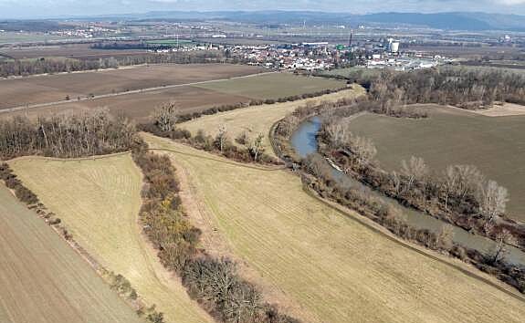 V oblouku Řeky Bečvy u Prosenic začala v březnu 2026 stavba z&aacute;chytn&eacute;ho profilu plavenin.