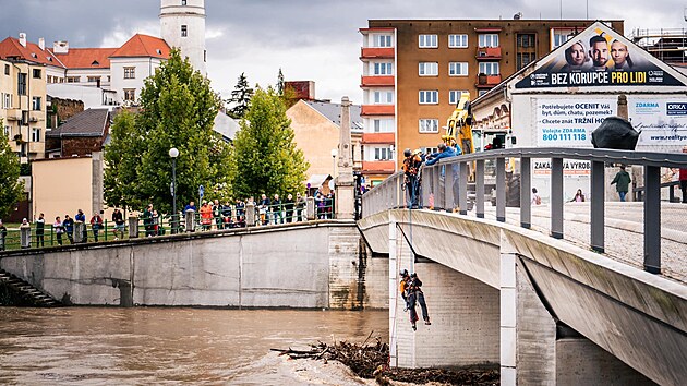 Odstraňov&aacute;n&iacute; plavenin z mostn&iacute;ch pil&iacute;řů v Přerově v průběhu povodně. (z&aacute;ř&iacute; 2024)