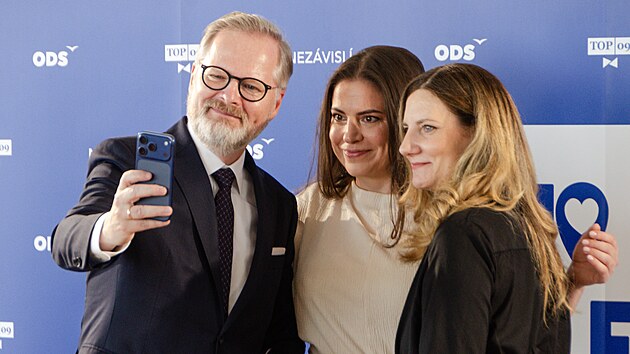 Tisková konference týkající se společné brněnské kandidátky ODS a TOP 09. Na snímku zleva expremiér Petr Fiala, lídryně kandidátky Kamila Zlatušková a primátorka Markéta Vaňková. (27. května 2026)