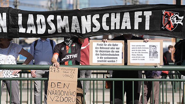 Pietní akce k uctění památky obětí holokaustu na 5. nástupišti brněnského Hlavního nádraží a současný protest odpůrců sudetoněmeckého shromáždění na akci Meeting Brno. (21. května 2026)