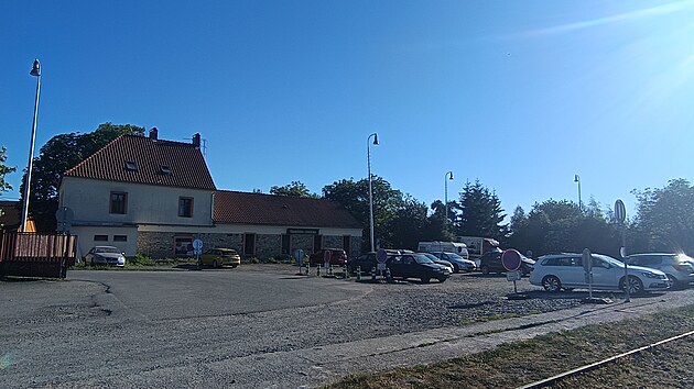Okolí nádraží ve středočeské Hostivici se připravuje na úpravy v souvislosti se stavbou dalšího úseku tratě Praha - Letiště - Kladno. (25. května 2026)