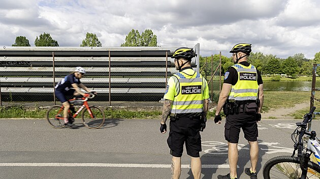 Hl&iacute;dky městsk&eacute; policie vyrazily kontrolovat cyklisty a koloběžk&aacute;ře. (květen 2026)
