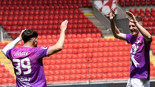 David Jurásek a Štěpán Chaloupek ze Slavie slaví první gól v zápase proti Plzni.