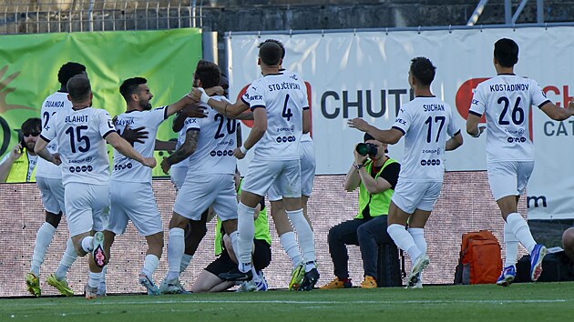 Fotbalisté Slovácka slaví gól v baráži proti Artisu Brno.
