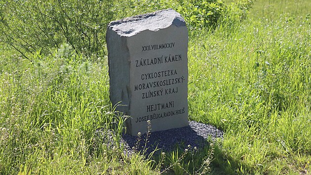 Nově otevřený čtyřkilometrový úsek cyklostezky z Trojanovic do sedla Pindula. Na vrcholu jezdce čeká tvrdá realita: navazující úsek směrem do Rožnova se teprve dokončuje, a cyklisté tak v sedle musí pro pokračování sjet na frekventovanou hlavní silnici I/58. (22. května 2026)