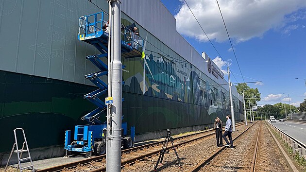 Nový obří mural o rozloze 1 200 metrů čtverečních zdobí budovu Válcovny trub v Ostravě Vítkovicích u Místecké ulice. Hala odloučeného provozu Třineckých železáren nově změnila podobu této průmyslové oblasti města.