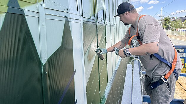 Nový obří mural o rozloze 1 200 metrů čtverečních zdobí budovu Válcovny trub v Ostravě Vítkovicích u Místecké ulice. Hala odloučeného provozu Třineckých železáren nově změnila podobu této průmyslové oblasti města.