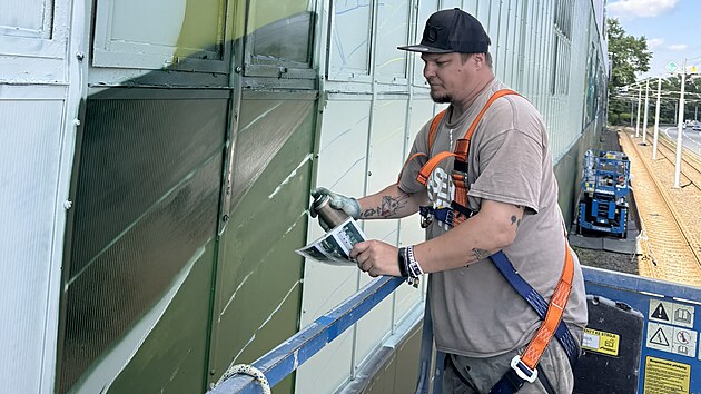 Nový obří mural o rozloze 1 200 metrů čtverečních zdobí budovu Válcovny trub v Ostravě Vítkovicích u Místecké ulice. Hala odloučeného provozu Třineckých železáren nově změnila podobu této průmyslové oblasti města.