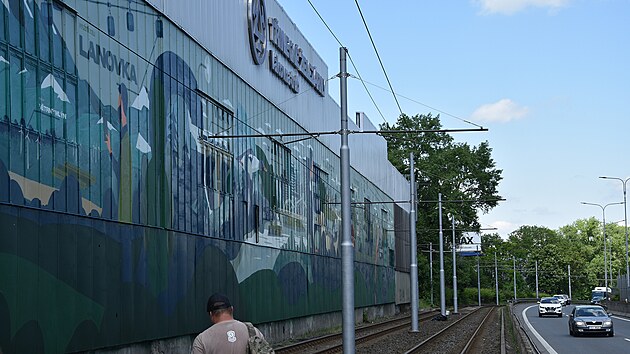 Nový obří mural o rozloze 1 200 metrů čtverečních zdobí budovu Válcovny trub v Ostravě Vítkovicích u Místecké ulice. Hala odloučeného provozu Třineckých železáren nově změnila podobu této průmyslové oblasti města.