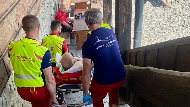 Na vrcholu Lysé hory v Beskydech se 27. června 2026 uskutečnil společný zásah leteckých záchranářů a Horské služby. Záchranáři na nosítkách transportovali seniora, který zkolaboval v restauraci a zranil se.