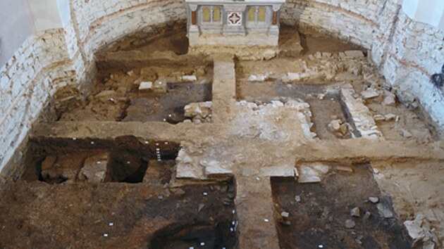 Archeologicky odkryt&eacute; pozůstatky rom&aacute;nsk&eacute;ho presbyt&aacute;ře kostela narozen&iacute; Panny Marie ve Stěbořic&iacute;ch (2026)