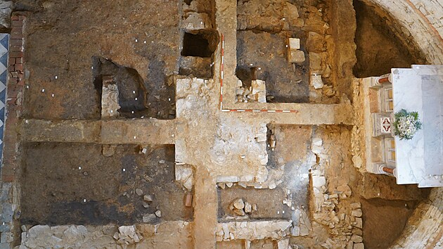 Archeologicky odkryt&eacute; pozůstatky rom&aacute;nsk&eacute;ho presbyt&aacute;ře kostela narozen&iacute; Panny Marie ve Stěbořic&iacute;ch (2026)