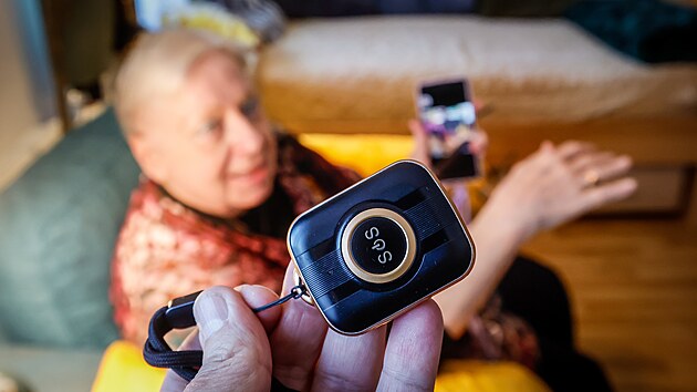 Seniorka v Rezidenci RoSa Liberec, kde kraj testuje využití asistivních technologií.