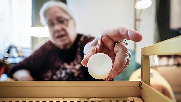 Seniorka v Rezidenci RoSa Liberec, kde kraj testuje využití asistivních technologií.