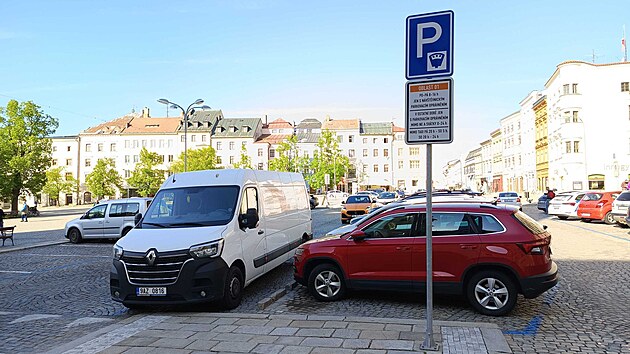 Jihlavská radnice ruší v sobotu poplatky ve fialovém a oranžovém režimu, pod který spadá i parkování na snímku u pošty na Masarykově náměstí. Slibuje si od toho mimo jiné oživení centra města.