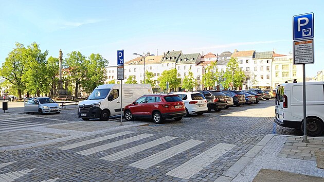 Parkoviště v horní části Masarykova náměstí v Jihlavě (u pošty) spadá pod oranžovou zónu. Právě zde lidé od června v sobotu nově zaparkují zadarmo. Modrých rezidentních zón se úleva netýká.
