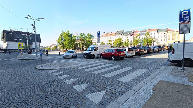 Parkoviště v horní části Masarykova náměstí v Jihlavě (u pošty) spadá pod oranžovou zónu. Právě zde lidé od června v sobotu nově zaparkují zadarmo. Modrých rezidentních zón se úleva netýká.