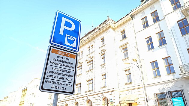 Jihlavská radnice ruší v sobotu poplatky ve fialovém a oranžovém režimu, pod který spadá i parkování na snímku u pošty na Masarykově náměstí. Slibuje si od toho mimo jiné oživení centra města.