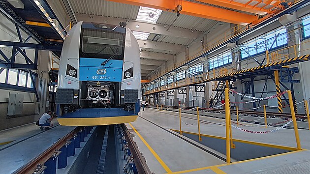Nová dvoukolejná hala v Havlíčkově Brodě měří na délku 67 metrů. Moderní zázemí poslouží zejména pro servis elektrických jednotek RegioPanter a motorových vozů RegioFox. (28. května 2026)